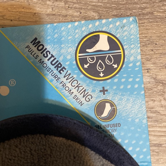 BRAND NEW Isotoner Extended Sizes Moisture Wicking Memory Foam Slippers - Picture 3 of 6